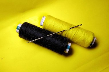 Dikiş ipliği ve iğneler.