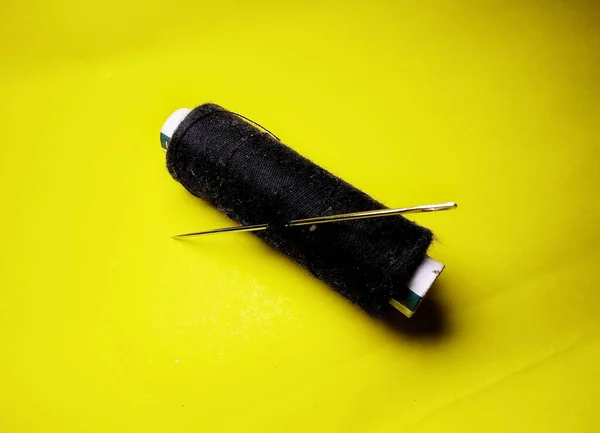 Sarı iplik iğneyle