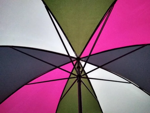 Parasol Sur Fond Noir — Photo