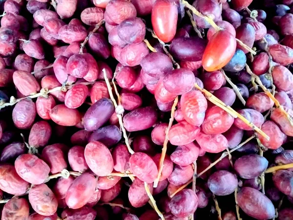 kırmızı üzümler pazarda