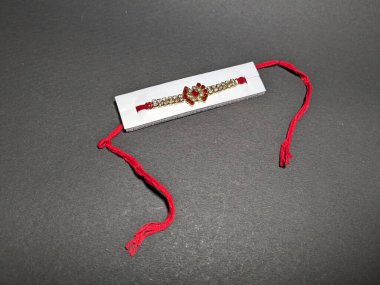 Raksha Bandhan, Kara Arkaplanda Rakhi ile Hint festivali. Geleneksel Hint bilekliği kız kardeşler ve erkek kardeşler arasındaki aşkın sembolüdür..