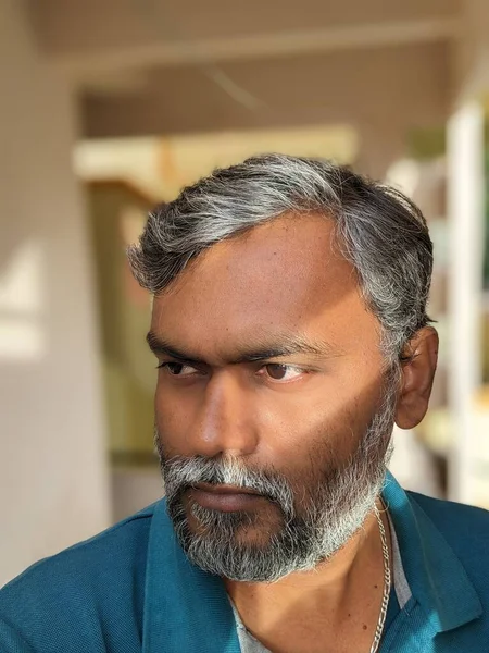 Barba Homem Closeup Retrato Sal Pimenta Rosto Estilo Com Vidro — Fotografia de Stock