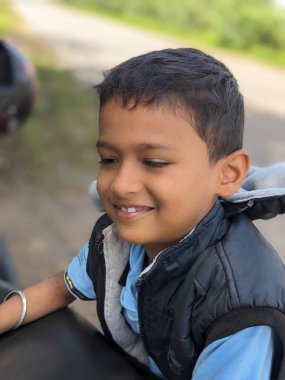 Doğadaki Tavır Çocuğu modeli ifadesi