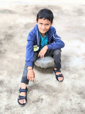 Doğadaki Tavır Çocuğu modeli ifadesi