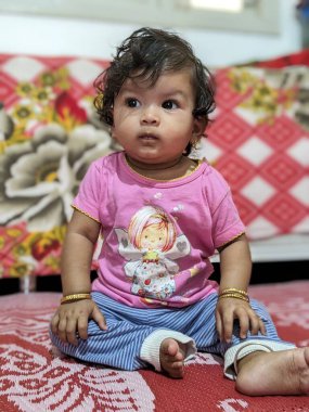 Pembe Elbiseli Şirin Kız İfade Portresi