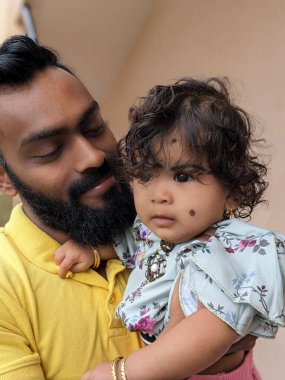 Bebek çocuk beyaz güneşli yatak odasında. Yeni doğan çocuk yatakta rahatlatıcı. Genç çocuklar için kreş. Tekstil ve çocuklar için yatak. Aile sabah evde. Oyuncak ayı ile mide süre içinde yeni doğmuş çocuk.