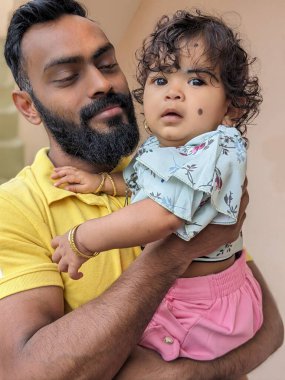 Bebek çocuk beyaz güneşli yatak odasında. Yeni doğan çocuk yatakta rahatlatıcı. Genç çocuklar için kreş. Tekstil ve çocuklar için yatak. Aile sabah evde. Oyuncak ayı ile mide süre içinde yeni doğmuş çocuk.