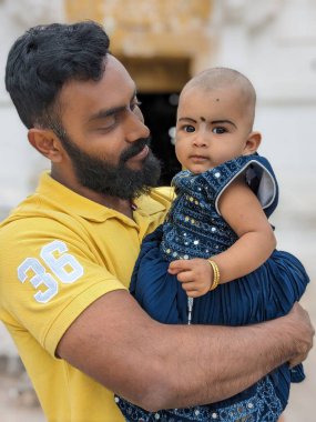 Bebek çocuk beyaz güneşli yatak odasında. Yeni doğan çocuk yatakta rahatlatıcı. Genç çocuklar için kreş. Tekstil ve çocuklar için yatak. Aile sabah evde. Oyuncak ayı ile mide süre içinde yeni doğmuş çocuk.