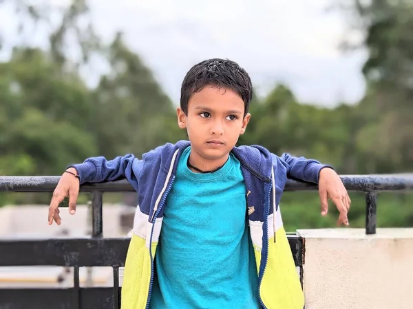 Doğadaki Tavır Çocuğu modeli ifadesi