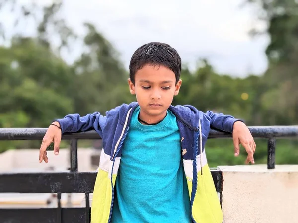 Doğadaki Tavır Çocuğu modeli ifadesi