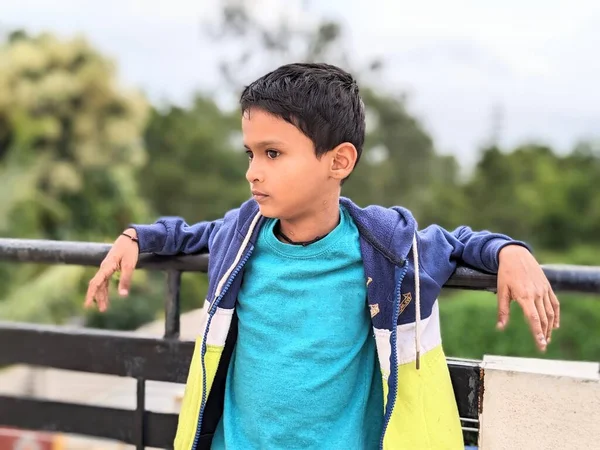 Doğadaki Tavır Çocuğu modeli ifadesi