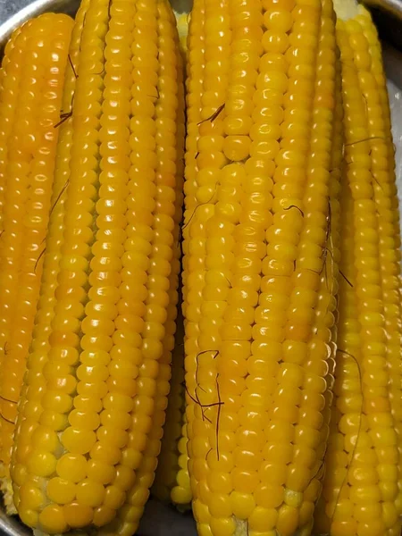 Kukurydza Niemowlęca Izolowana Tle Płyty — Zdjęcie stockowe