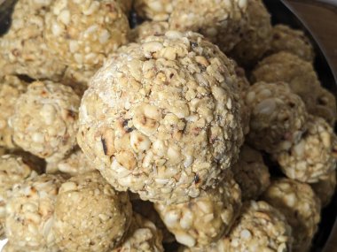 Kavrulmuş fıstık ve jaggery ile yapılmış tatlı fıstık topları.