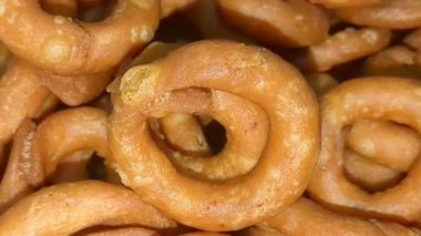 Güney Hindistan geleneksel çerez öğesi, akşam çayı öğesi Kodubale veya Chegodilu veya Ring murukku festivalde servis edilen beyaz tabakta beyaz arka planda izole edilmiş.