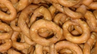 Güney Hindistan geleneksel çerez öğesi, akşam çayı öğesi Kodubale veya Chegodilu veya Ring murukku festivalde servis edilen beyaz tabakta beyaz arka planda izole edilmiş.