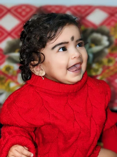Retrato Uma Menina Sorridente Vestido Vermelho — Fotografia de Stock