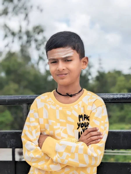 Attitude Boy Espressione Diversa Ritratto Natura Indossare Shirt Gialla — Foto Stock