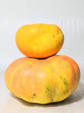 Beyaz arka planda turuncu balkabağı meyvesi 