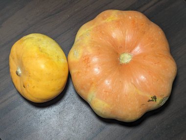 Ahşap arka planda portakal kabağı meyvesi 