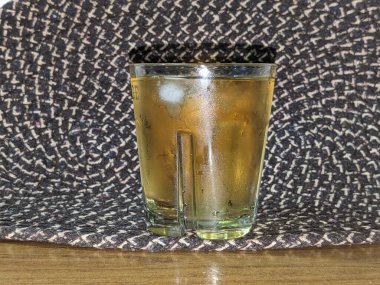 Barın üstündeki bir viski bardağını kapat.