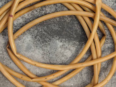 Lastik başlıklı su borusu yerde.