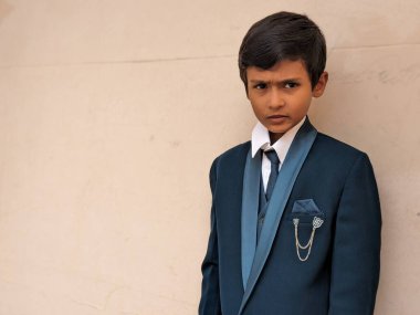 Blazer giymiş yakışıklı bir çocuk portresi.