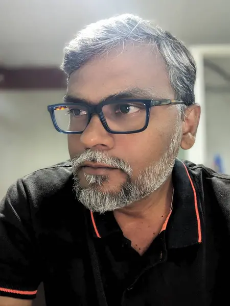 Sakallı Adam 'ın Gözlük takan portresi