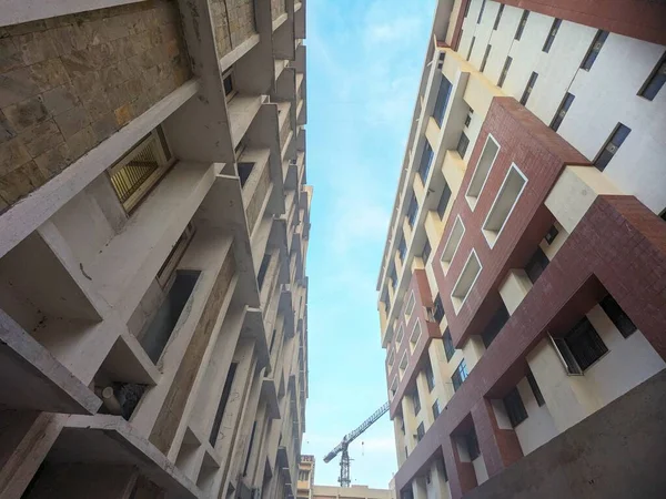 Gökdelen mimarisi gökyüzü arka planında