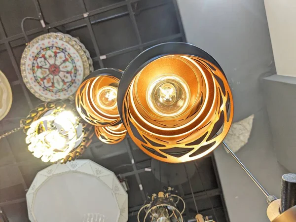 Dekorasyon ışıkları dükkânda soyut çekimler yapıyor.