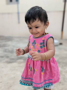 Pembe elbiseli bir bebeğin portresinin ilk adımı.