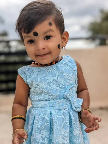 Mavi elbiseli bebek yüz ifadesi portresi