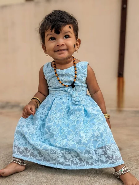 Mavi elbiseli bebek yüz ifadesi portresi