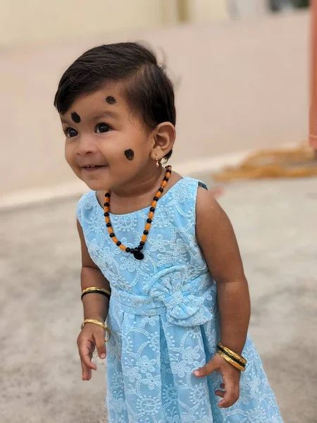 Mavi elbiseli bebek yüz ifadesi portresi