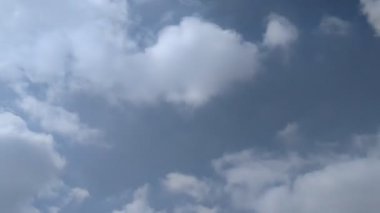 Mavi gökyüzünde hareket eden bulutlar, zaman aşımı 120x hız