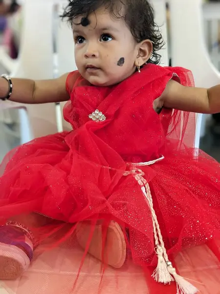 Kırmızı Elbiseli Bebek İfadesi