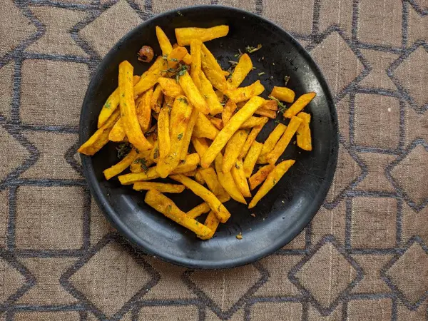 Tahta masadaki siyah tabakta parmak izleri.