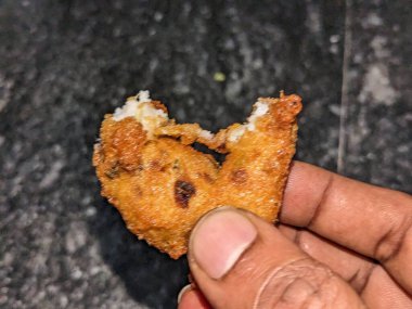 Çay molası, Hint aperatifleri, Bonda veya Vade.