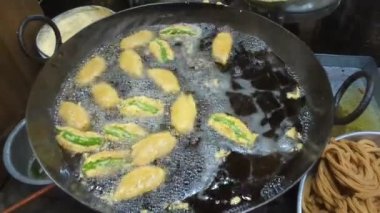 Kızarmış yeşil biber ve kızartma tavası. Hint Çay Saati Atıştırmalıkları veya Menasinakaayi, Geleneksel Doğu Yemekleri.