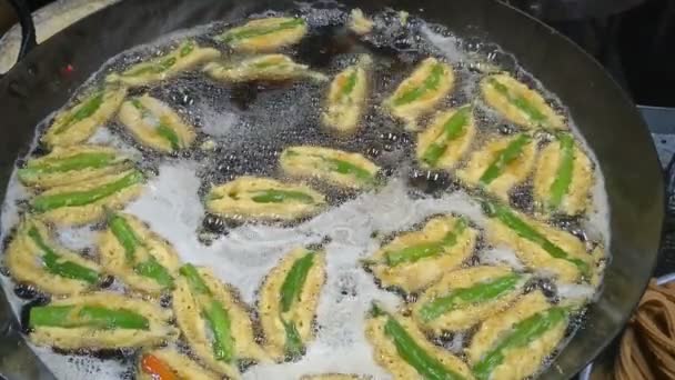 Gefrituurde Groene Peper Een Koekenpan Indiase Thee Tijd Snacks Menasinakaayi — Stockvideo