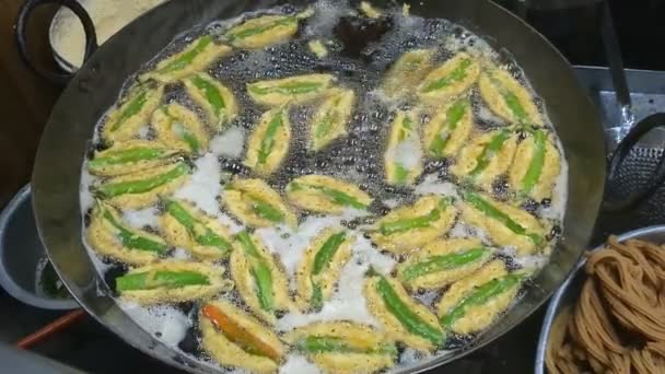 Gefrituurde Groene Peper Een Koekenpan Indiase Thee Tijd Snacks Menasinakaayi — Stockvideo