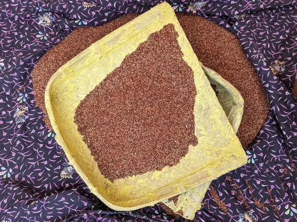 Tahta tepside bir sürü kırmızı mısırın ya da Raagi 'nin yakın çekimi.