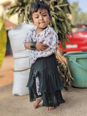 Şirin kız sevimli bir ifadeyle dram yaratıyor. 