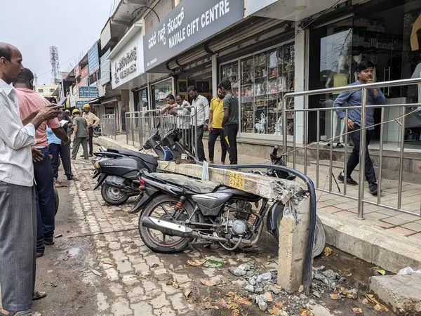 18 Nisan 2024, Jayadeva Circle, Davangere, Karnataka, Hindistan - Şiddetli rüzgar nedeniyle elektrik direği Bykes Nehri 'nin üzerine düştü 