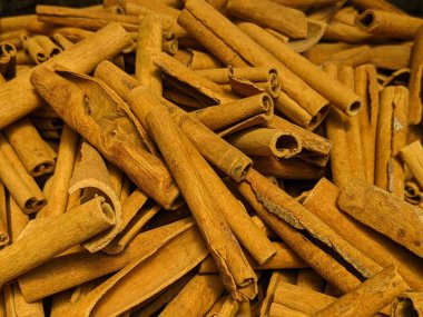 Aromatik Zevk: Taze Tarçın Çubuklarının Yakın Çekimi