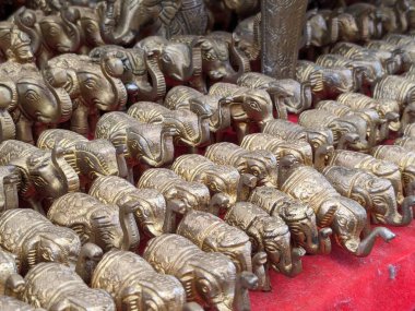 Şanlı Koruyucular: Görkemli Bronz Fil Heykelleri