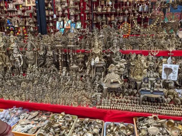 Pazar Hazineleri: Bronz Hindu Tanrı Heykelleri Işık Altında Parlıyor