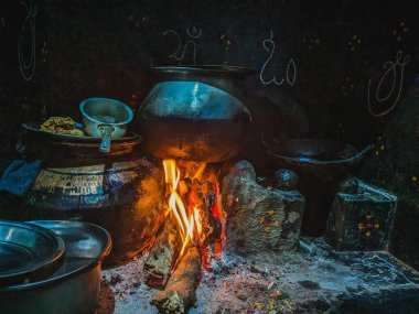 Ahşap Ateşli Hint Kömür Mutfağı: Geleneksel Aşçılık Sahnesi