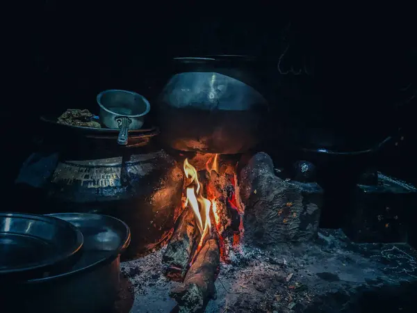 Ahşap Ateşli Hint Kömür Mutfağı: Geleneksel Aşçılık Sahnesi