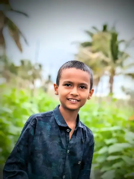 Tarlada Bir Çocuğun Portresi