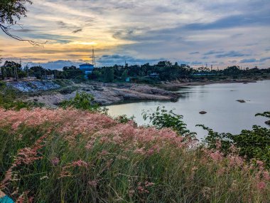 Güzel bir göletin üzerinde gün batımı